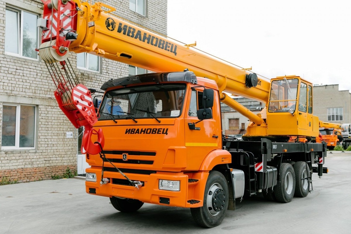 Автокран Ивановец 30 тонн в аренду в Новом Уренгое недорого, круглосуточно  - лучшая цена